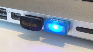 http://www.everythingusb.com/media/lexar-jumpdrive-s45-strobe-light.gif