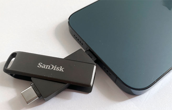 Sandisk iXpand Luxe plugged into iPhone 12 Pro